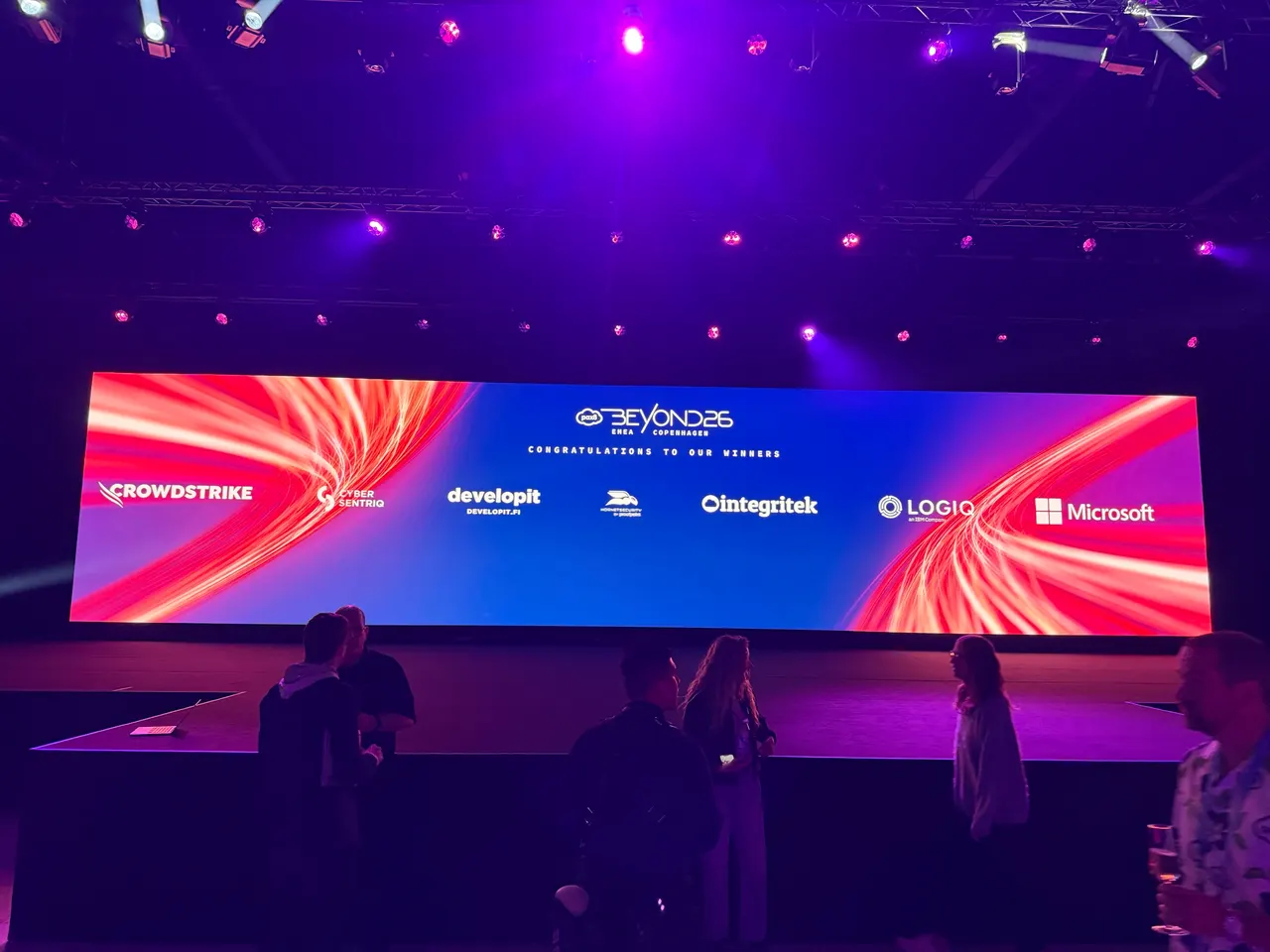 Pax8 Beyond EMEA 2026 -tapahtuman päälavan näyttö Kööpenhaminassa: Congratulations to our winners ja voittajien logot, joiden joukossa Developit.